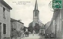 Carte postale de la place de l'église vers 1920.