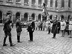 Porte-drapeau du 46e&nbsp;RI lors de la décoration du général Naulin par le général Weygand en 1932 aux Invalides.