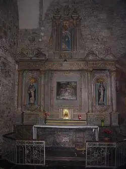 L'autel du transept nord et le retable du rosaire.