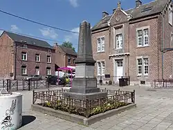 Monument aux morts et place de l'église.