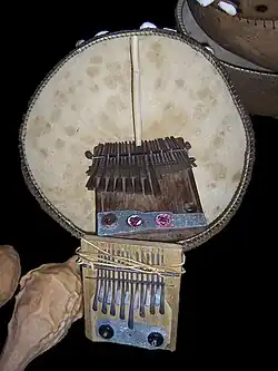 Deux sanzas, et caisse de résonance en tambour.