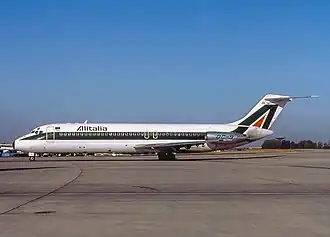 I-ATJA, le Douglas DC-9 d'Alitalia impliqué, ici à l'aéroport de Paris-Charles de Gaulle en août 1990, trois mois avant l'accident.