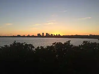 McKay Bay&nbsp;(en) et Tampa à l'horizon