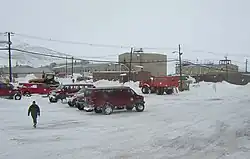 Véhicules routiers stationnés sur la base de McMurdo.
