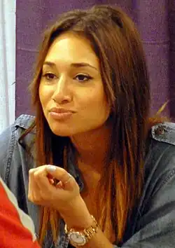 Meaghan Rath interprète Sally Malik.