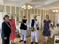 Deux hommes sont décoré d'une médaille pour le courage.