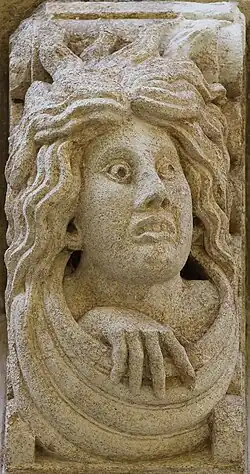 Modillon représentant Sol émergeant de son voile.