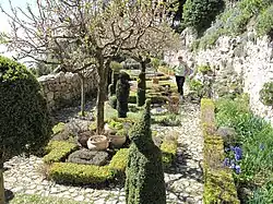 Le jardin médiéval au pied du château de Sainte-Agnès.