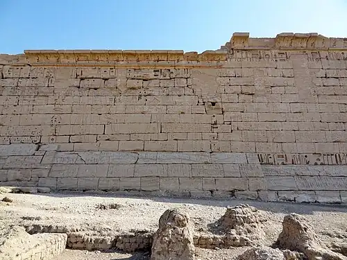 Mur de la grande enceinteCalcaire. Bas-reliefs en creux