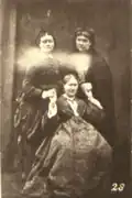 Mrs Tebb (gauche), Georgiana Houghton (centre), Agnes Guppy-Volckman (droite)