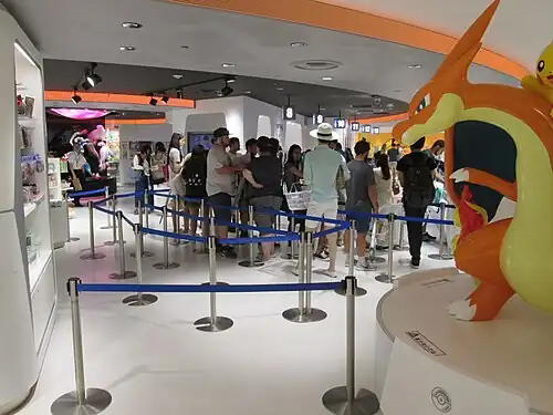 Sculpture de Méga-Dracaufeu Y au Mega Tokyo Pokémon Center, au Japon.