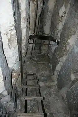 Encorbellements de la première chambre funéraire