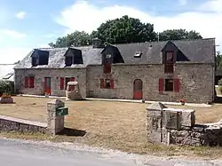 Maison avec son puits du bourg de Mellionnec.