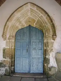 Portail de style ogival.