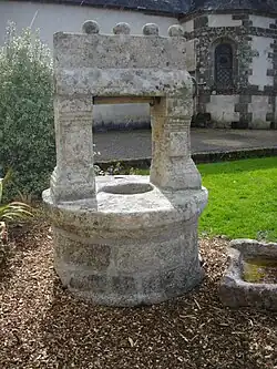 Puits avec boules sculptées dans le bourg.