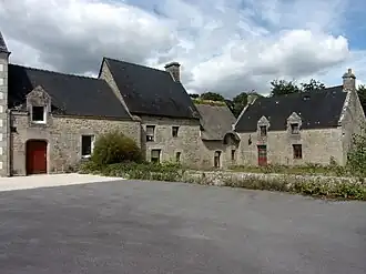 Maisons anciennes en granite du village de Locmaria.