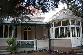 Véranda adjacente au bâtiment principal