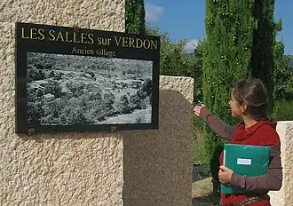 Le mémorial de l'ancien village des Salles-sur-Verdon.