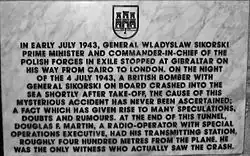 Plaque commémorative dédiée à Sikorski située à l'extrémité des Tunnels du Grand Siège&nbsp;(en) à Gibraltar