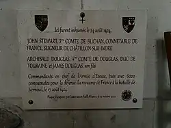 Plaque où il est inscrit qu'en ce lieu furent inhumés des chefs écossais morts lors de la bataille, plaque créée en 2020.