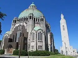 Memorial Interallié de Cointe. À l'avant-plan Église du Sacré-Cœur et Notre-Dame-de-Lourdes.