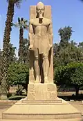 Statue colossale de Ramsès&nbsp;II offerte à l'adoration de la foule, des soldats en particulier. Memphis