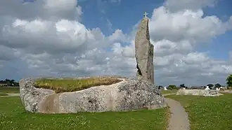 Le même menhir christianisé de Men Marz ou de Pontusval, photographié en 2012.