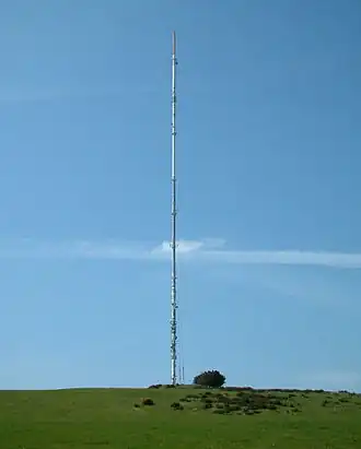 Vue du sommet de Pen Hill et son pylône de télécommunications radioélectriques.