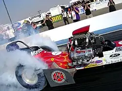 Mise à température de la gomme en dragster avant de s'élancer.