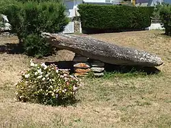 Le menhir couché situé "rue du menhir couché".