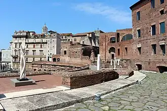 Passage de la voie romaine via Biberatica&nbsp;(it) au dessus de l’hémicycle