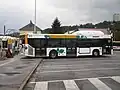 Un bus au gaz en cours de recharge.