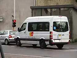 Photographie en couleurs d’un minibus du service Citalis à Challes-les-Eaux en octobre 2016.