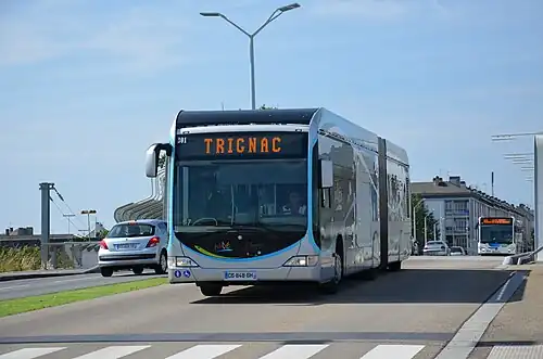 Un autobus de la ligne à haut niveau de service Hélyce circulant sous un grand ciel bleu.
