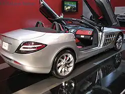 Vue arrière de la Mercedes-Benz SLR McLaren roadster.