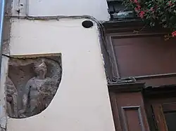 Bas-relief figurant Mercure, à gauche du no&nbsp;10.