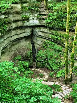 La grande doline du sentier karstique.