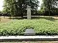 Ossuaire et monument du cimetière allemand.