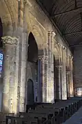 Église Notre-Dame-de-Joie : piliers et arcades côté gauche de la nef.