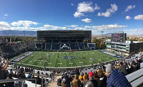 Description de l'image Merlin Olsen Field at Maverik Stadium.jpg.