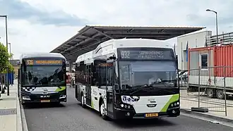 Autobus de marques MAN Truck & Bus à gauche et VDL à droite sur des lignes RGTR.
