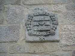 Écu non identifié avec certitude sculpté au chevet de l'église.