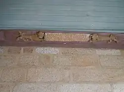 Inscription donnant le nom du recteur à l'origine de la reconstruction de l'église.