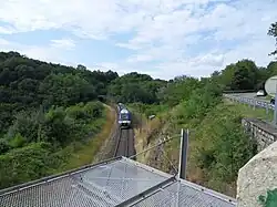 Un autorail au sortir du tunnel des Écomboles no&nbsp;1.