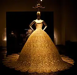 La robe de Guo Pei, expo La Chine à travers le miroir, en 2015.