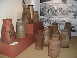 Quelques bidons à lait en acier au musée du beurre de Cork, en Irlande.