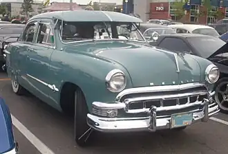 Berline quatre portes (1951).