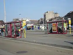 Entrée est de la station depuis la gare des bus.