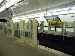 Travaux de pose des portes palières en mars 2009.