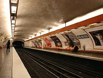 Les quais de la ligne 9, vus en direction de Pont de Sèvres.